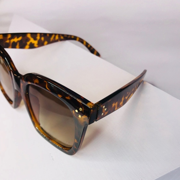 🆑 Square Frame Sunglasses in Tortoise - Picture 4 of 8